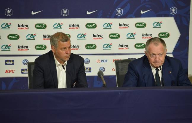 Bruno Genesio et Jean-Michel Aulas, ici dans l'auditorium du Parc OL, le 3 avril 2019, après une élimination en demie de Coupe de France contre Rennes (2-3), qui a coûté à Genesio sa prolongation à Lyon. 