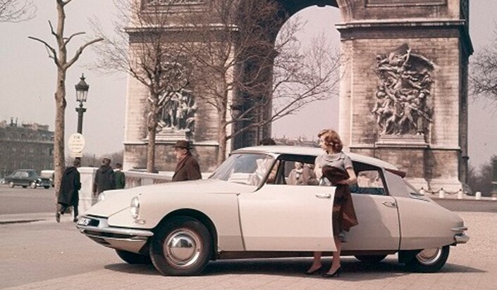 Une DS19 honteusement garée sur un trottoir en 1956. Le Cx de cette auto ressortait à 0,36, une valeur remarquable mais pas record : une Panhard Dyna Z était sous les 0,30.